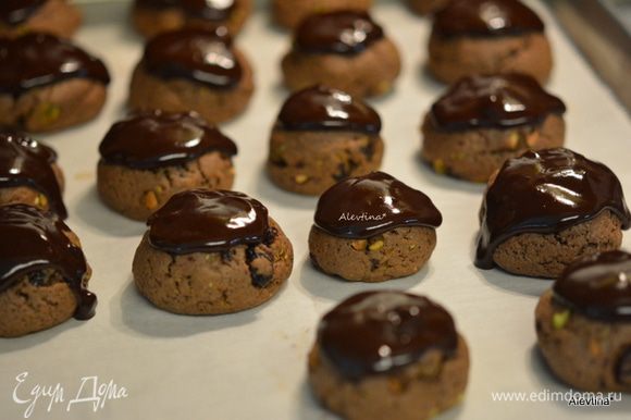 Полить с ложечки шоколадом или окунуть каждое печенье в шоколад.