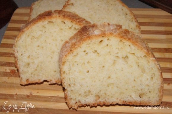 Для сладких гренок нам понадобится белый хлеб, лучше булка или батон. Я уже много лет делаю молочный хлеб по этому рецепту и он идеален для этих гренок http://www.edimdoma.ru/retsepty/38255-molochnyy-hleb. Спасибо автору. Нарезать батон на куски, толщиной около 0,5 см.