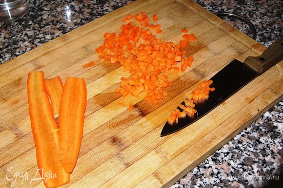 Две средних моркови очистить. Затем можно натереть морковь на терке — так рис получится более желтым. Мне больше нравится нарезать морковь мелкими кубиками.