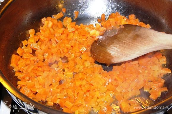 В кастрюле или сковороде с толстым дном растопить сливочное масло. Обжарить морковь 1-2 минуты. Нет необходимости доводить морковь до мягкости и карамельности, достаточно, чтобы она слегка пустила краску.