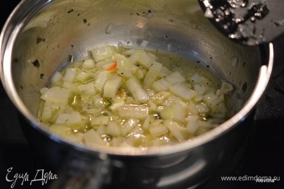 Приготовим соус, растопим сливочное масло половину порции, выложим мелко порезанный лук и чеснок. Посолить и добавить орегано.