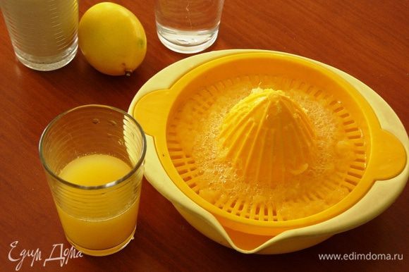 Выдавите стакан апельсинового сока.