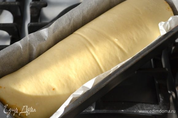 Выложить полученный рулет в форму для кексов (для хлеба), накрыть полотенцем и оставить на 30 минут. Духовку тем временем разогреть до 190°С.