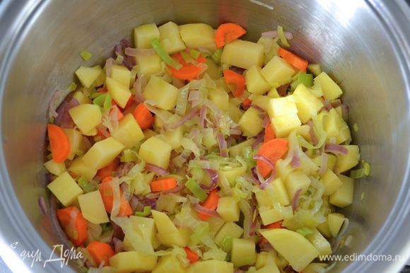 Добавьте морковь и нарезанный картофель.