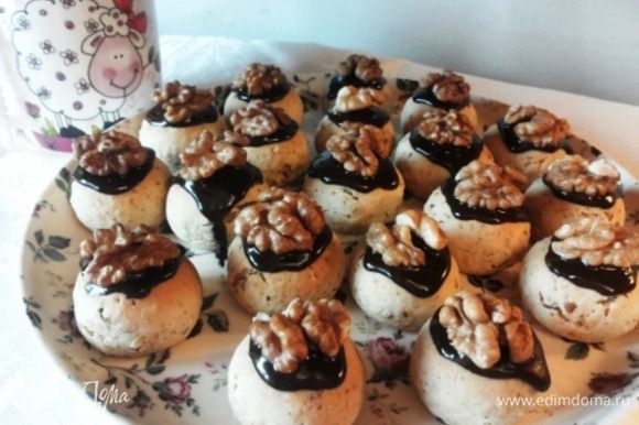 Остывшие прянички украшаем растопленным шоколадом и половинками грецких орех. Прянички получаются очень нарядные!