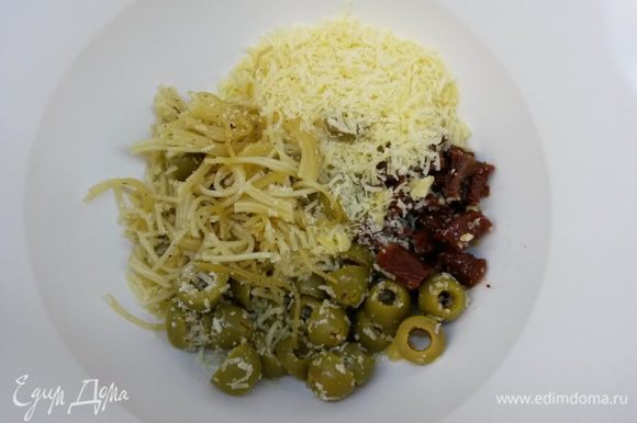 Спагетти немного измельчить ножом, оливки разрезать пополам, измельчить томаты, натереть сыр.