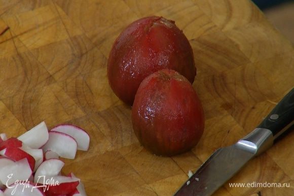 Помидоры надрезать крестиком, залить кипятком и оставить на пару минут, затем кипяток слить и обдать помидоры ледяной водой.