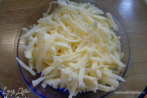 Сыр потереть на крупной терке.
