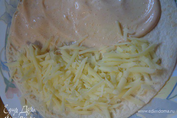 На вторую половинку тортильи выкладываем сыр. Сыр кладем щедро. Если не хватит в процессе сборки, натереть еще.