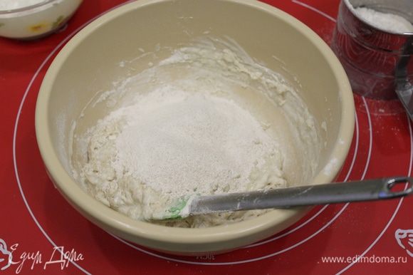 Постепенно добавить смесь муки к йогурту, добавить соль.