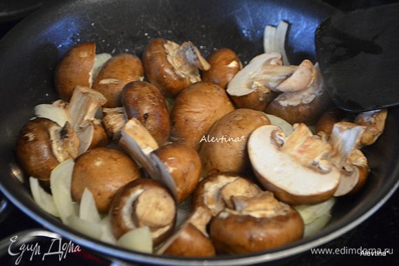 Разогреть духовку до 190°С. Обжарить на сковороде на масле 2 ст. л. порезанный тонко лук, грибы крупные порезанные на пополам.