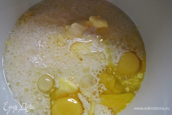 Яйца смешать с молоком, добавить сахарный песок и взбить миксером. Затем, продолжая взбивать, ввести растительное масло, мягкий маргарин и ароматизатор.