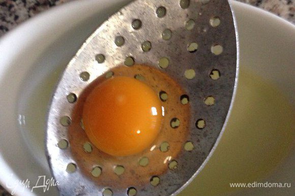 Делаем яйцо пашот. Я перед тем как опустить яйцо в воду, даю лишней жидкости с белка с течь. Для этого в кастрюле наливаем воду 0,5 л и 0,5 ч.л уксуса и ждем пока закипит, потом делаем воронку в воде венчиком и выливаем туда яйцо. Яйца пашот варятся в воде с уксусом не больше 1 минуты, достаем его шумовкой из кастрюли и кладем на бумажное полотенце.