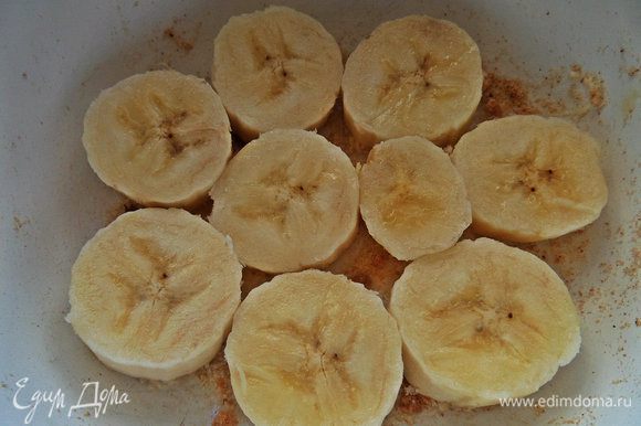 Дно керамической формы смазать маслом и посыпать сухарями, выложить банан кружочками.