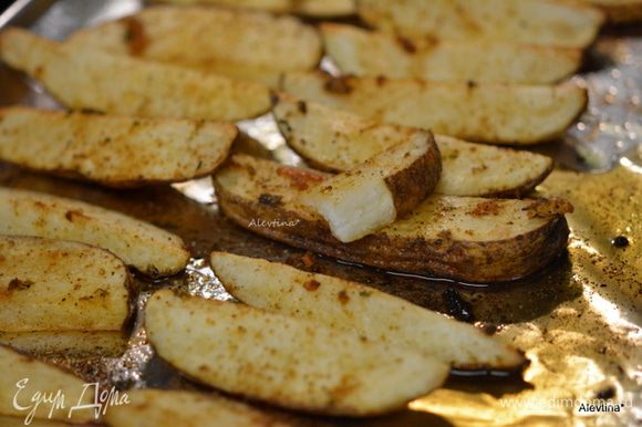 Готовый картофель достанем из духовки. Выложить на общее блюдо и украсить зеленью. Подавать горячим. Приятного аппетита!