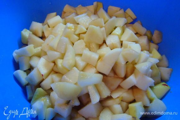Груши и яблоки нарезать кусочками и полить соком одного лимона.