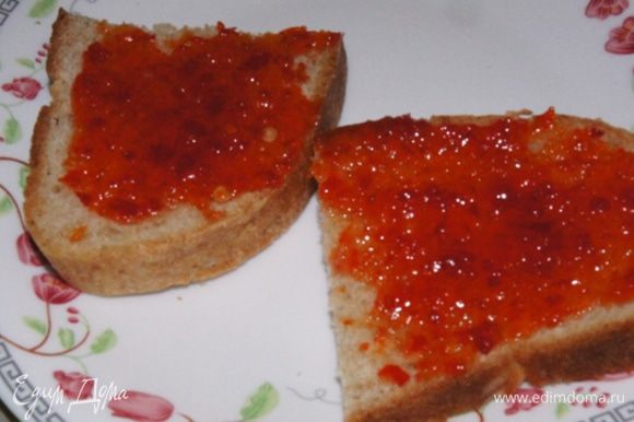 Собираем наш сэндвич: оба куска хлеба смазать острым соусом, я использовала соус-джем по моему рецепту — http://www.edimdoma.ru/retsepty/76997-sous-dzhem-iz-pertsev-chili.