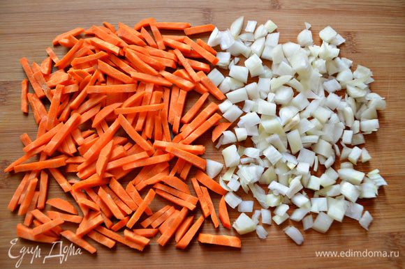 Морковь помойте, почистите, нарежьте соломкой. Лук почистите и мелко порежьте.