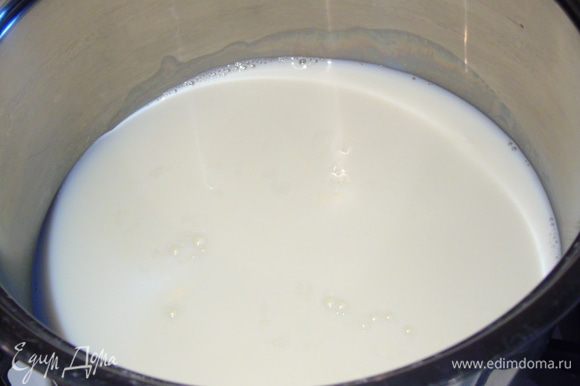 Молоко смешиваем с половиной сахара и доводим до кипения.