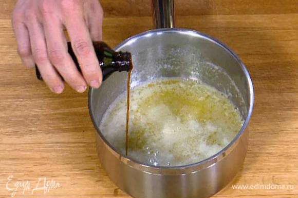 В растопленное сливочное масло влить ванильный экстракт и перемешать.