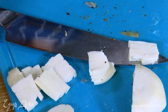 Козий сыр нарезать небольшими брусками.