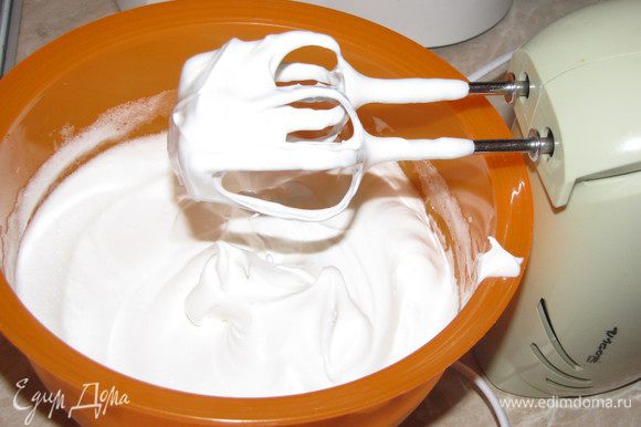 Тонкой струйкой ввести сахар вместе с ванильным сахаром и продолжать взбивать. Белки взбились, если из перевернутой миски ничего не выпадет.