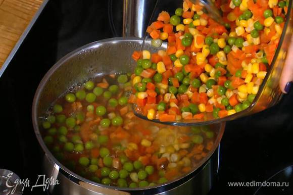 Замороженные овощи опустить на несколько минут в кипящую воду, затем воду слить.