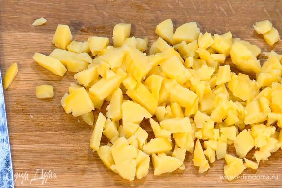 Картофель отварить в мундире, затем почистить и нарезать небольшими кубиками.