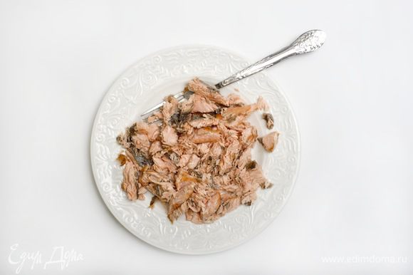 Филе лосося запечь на гриле (6-7 минут) или отварить в кипящей воде с добавлением лаврового листа и соли. Затем выложить на тарелку, остудить и разделить вилкой на небольшие кусочки.