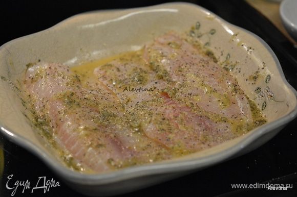 Выложить в жаропрочное блюдо очищенное филе любой белой рыбы, посыпать черным перцем 1/4 ч. л. Полить цитрусовым маслом. Поставить в горячую духовку на 15 минут.