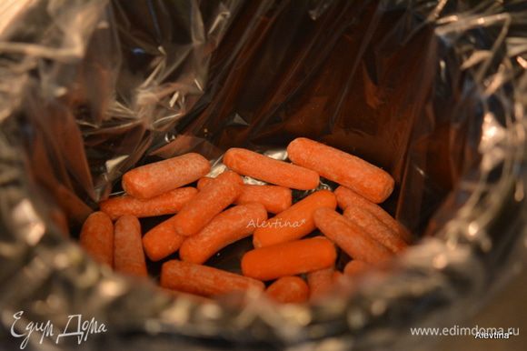 Приготовим медленноварку, выложим на дно очищенную морковь, порезанную на крупные кусочки. Если готовим в духовке, то используем жаровню.