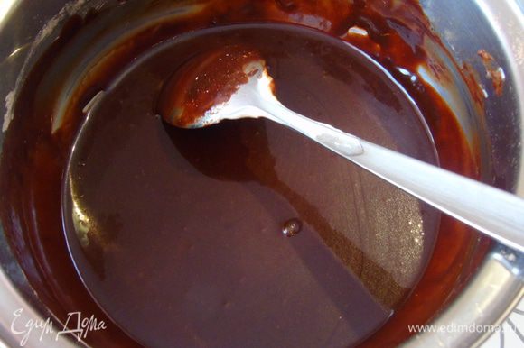 Утром приготовьте ганаш, шоколад поломайте и залив сливками нагрейте, мешайте пока шоколад не растает, затем добавьте масло и еще раз перемешайте.