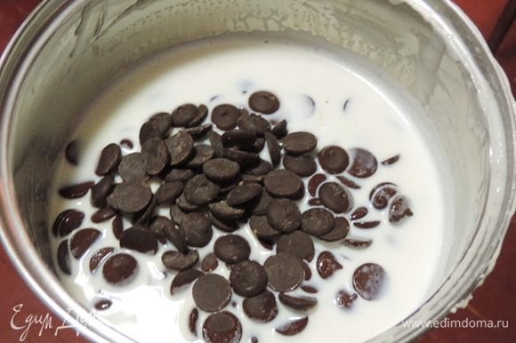 Приготовим мусс с черным шоколадом. Молоко нагреть до кипения. Сразу высыпать в него шоколад (плиточный поломать на кусочки) и заранее замоченный в столовой ложке холодной воды желатин.