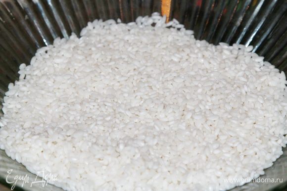 Рис очень хорошо промываем, заливаем теплой водой и оставляем в покое на 2 часа. Затем воду хорошо сливаем.