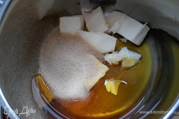 В сотейнике соединяем масло, мед (у меня инвертный сироп) и сахар. Ставим на медленный огонь, помешиваем, ждем, когда сахар полностью растворится.