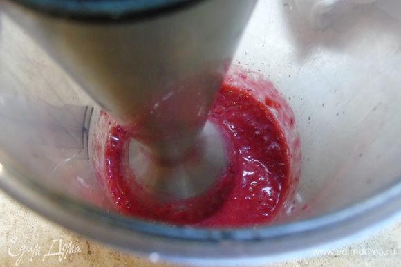 Начнем с заготовки, клюкву пюрируйте блендером. Можно использовать замороженную, можно при отсутствии клюквы, заменить ее на красную смородину.