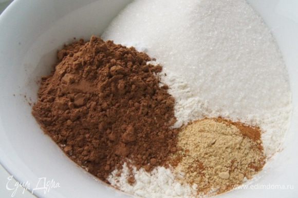 Смешать в миске: сахар, соль, муку, соду, пряности и какао.