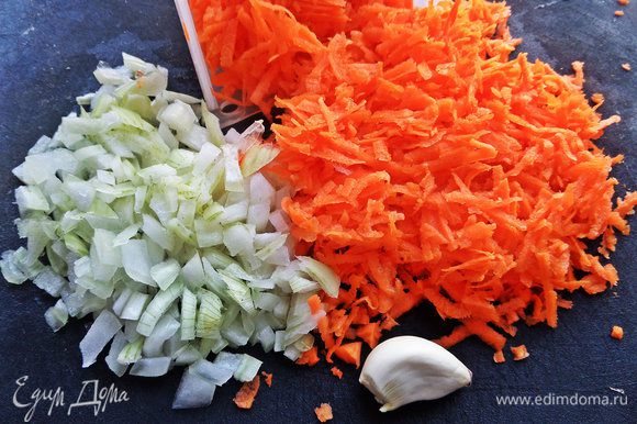 Измельчаем лук, чеснок, морковь натираем на крупной тёрке.
