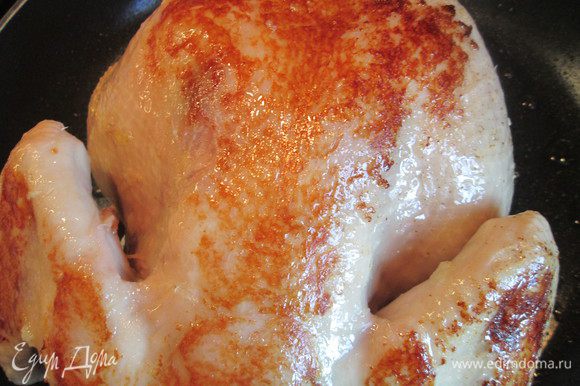 Через 2 часа достаем курицу из маринада и обжариваем по 3 минуты с каждой стороны на сковороде.