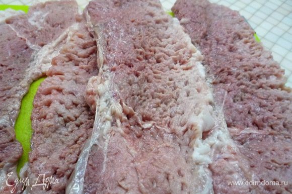 Мясо нарезаем пластами, отбиваем с обеих сторон солим и перчим.