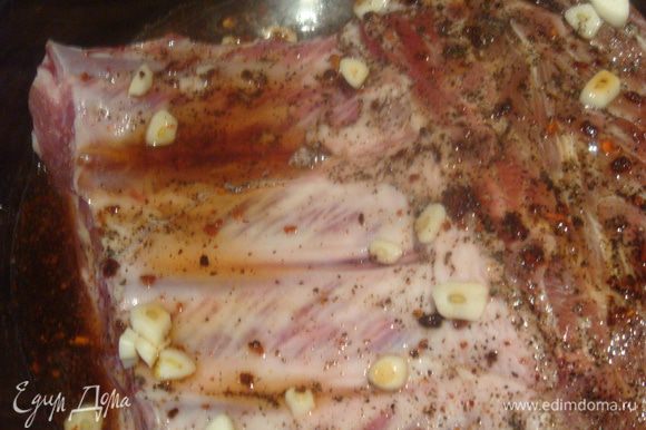Свиные ребра солим, перчим. Кладем в стеклянную посуду, заливаем маринадом и добавим немного порезанного на дольки чеснока(3-4 дольки). Накрываем и отправляем в холодильник на 40 минут (можно на 1 час).