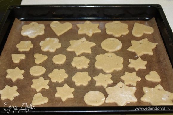 Разложить печенье на противень и запекать в разогретой духовке при 180°C 5-7 минут.