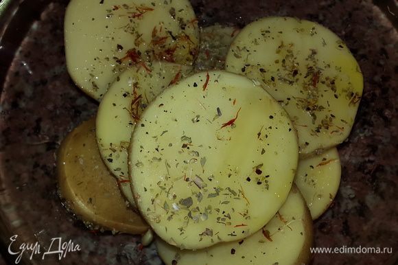 Картофель моем, разрезаем вдоль на две части, солим, перчим, добавляем тимьян, шафран и оливковое масло. Перемешиваем руками.