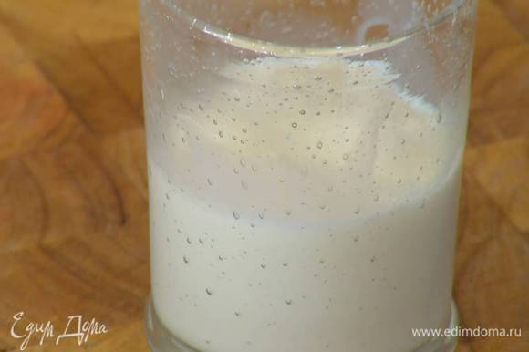 Молоко подогреть, затем добавить желатин, перемешать и дать ему полностью раствориться.