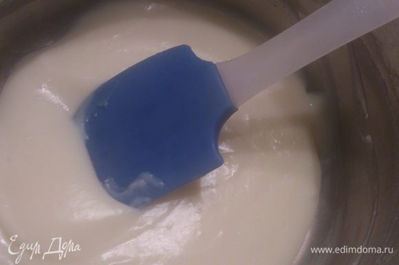 Немного горячего молока добавить в яично-мучную смесь, хорошо размешать и влить к остальному молоку. При постоянном помешивании сварить крем. Долго варить не нужно, иначе получите обратный эффект. Крем станет жидким. Готовый крем остудить. Для этого можно накрыть его пленкой и вынести на холод или периодически помешивать, чтобы не образовалась корочка.