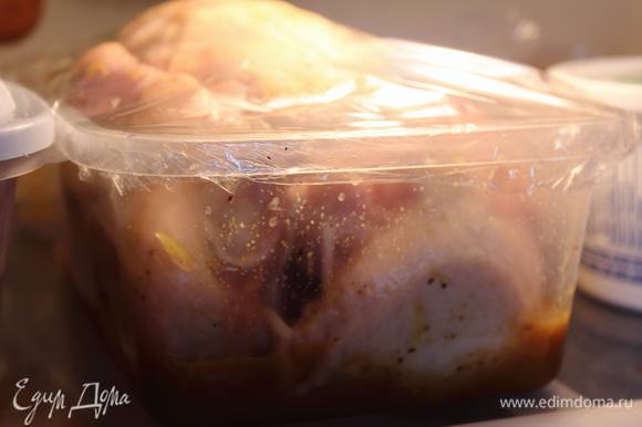 Курицу обмазать со всех сторон и влить внутрь, упаковать и отправить в холодильник на 2 часа.