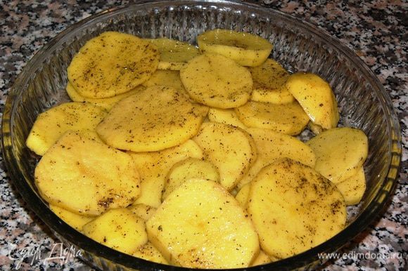 Картофель выкладываем в форму, солим, перчим, добавляем немного масла и розмарин. Отправляем в духовку, разогретую до 200°C, на полчаса.