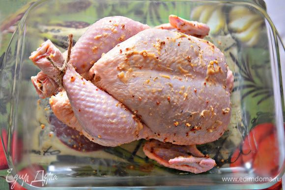 Уложите курицу в форму для запекания. Оставшейся (примерно половиной) смеси обмажьте курицу сверху и изнутри.