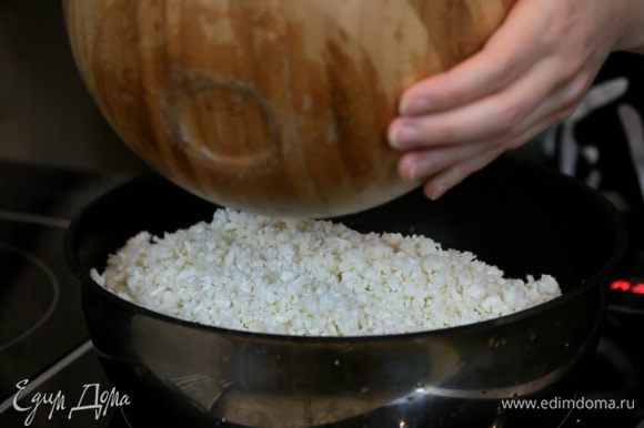 Разогреть масло и обжарить получившийся "рис" 5-7 минут.