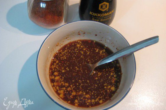 Маринад: смешать соевый соус, мед, гранатовый сок, горчицу, щепотку красного перца.
